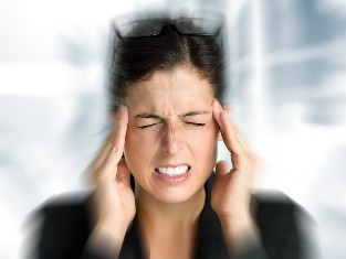Baş dönmesi ve baş ağrısı, sık sık rahatsız olduğunda, servikal остеохондрозе