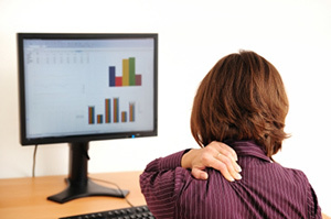 Bilgisayarda oturan bir kadında servikal osteokondroz